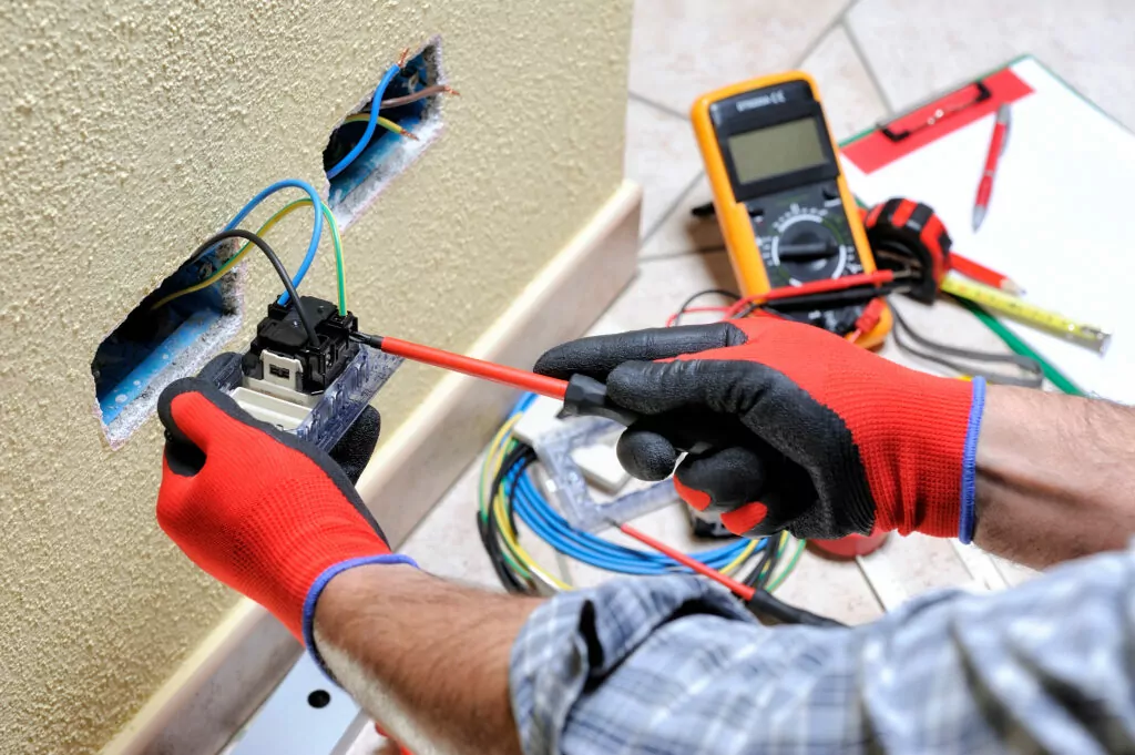 Técnico electricista trabajando con equipo de seguridad